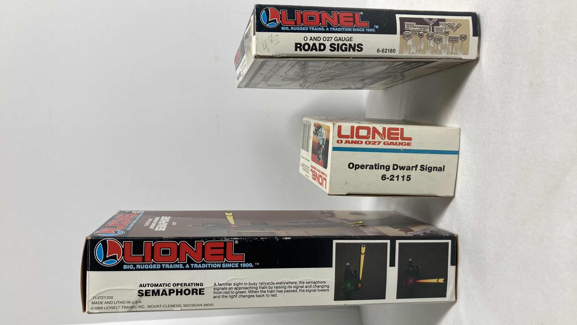Photo 1 of LIONEL O & O27 GAUGE AUTOMATIC OPERATING SEMAPHORE, OPERATING DWARF SIGNAL & ROAD SIGNS