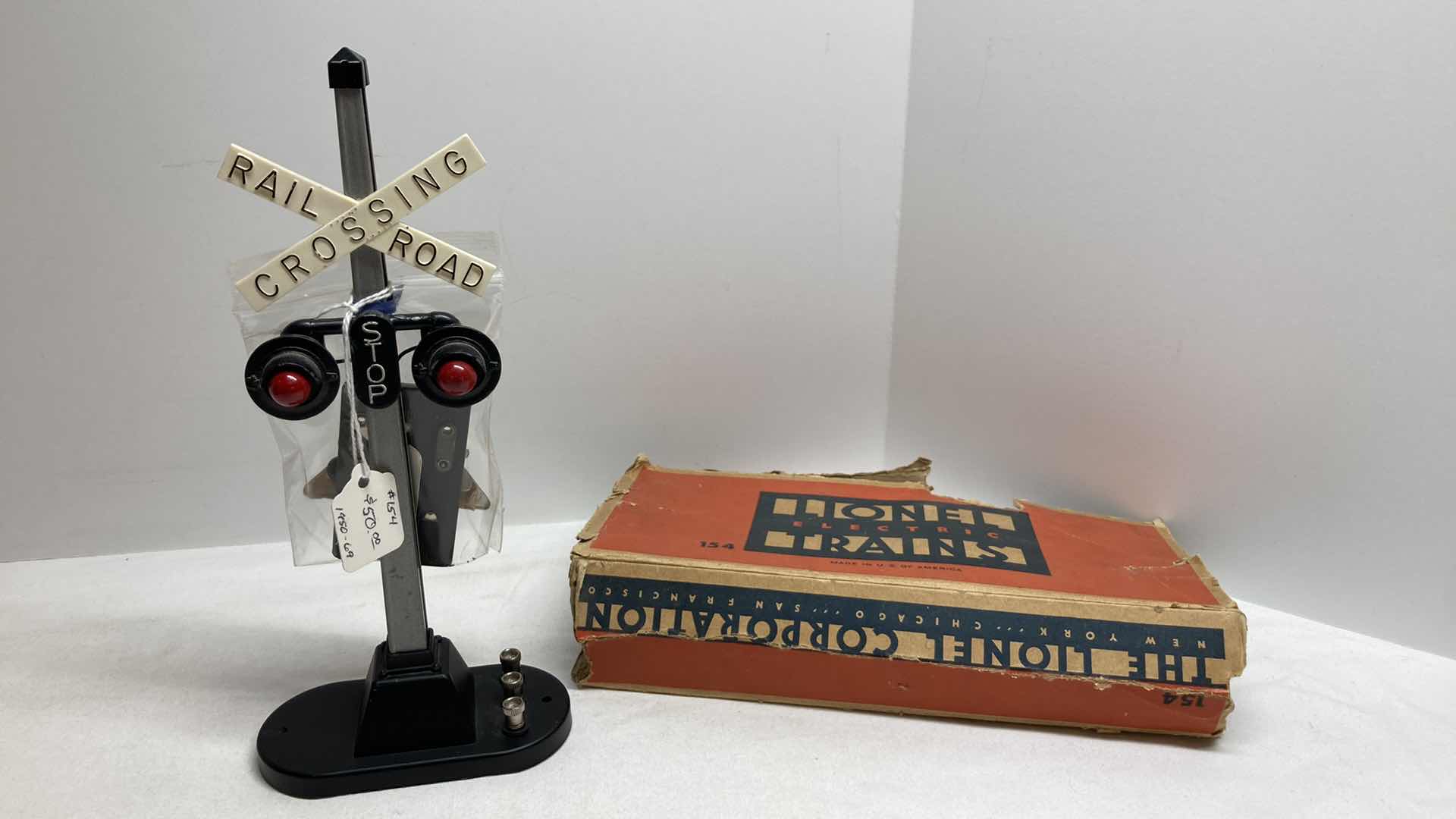 Photo 1 of LIONEL SEMAPHORE 151 & AUTOMATIC ROAD CROSSING SIGNAL 154