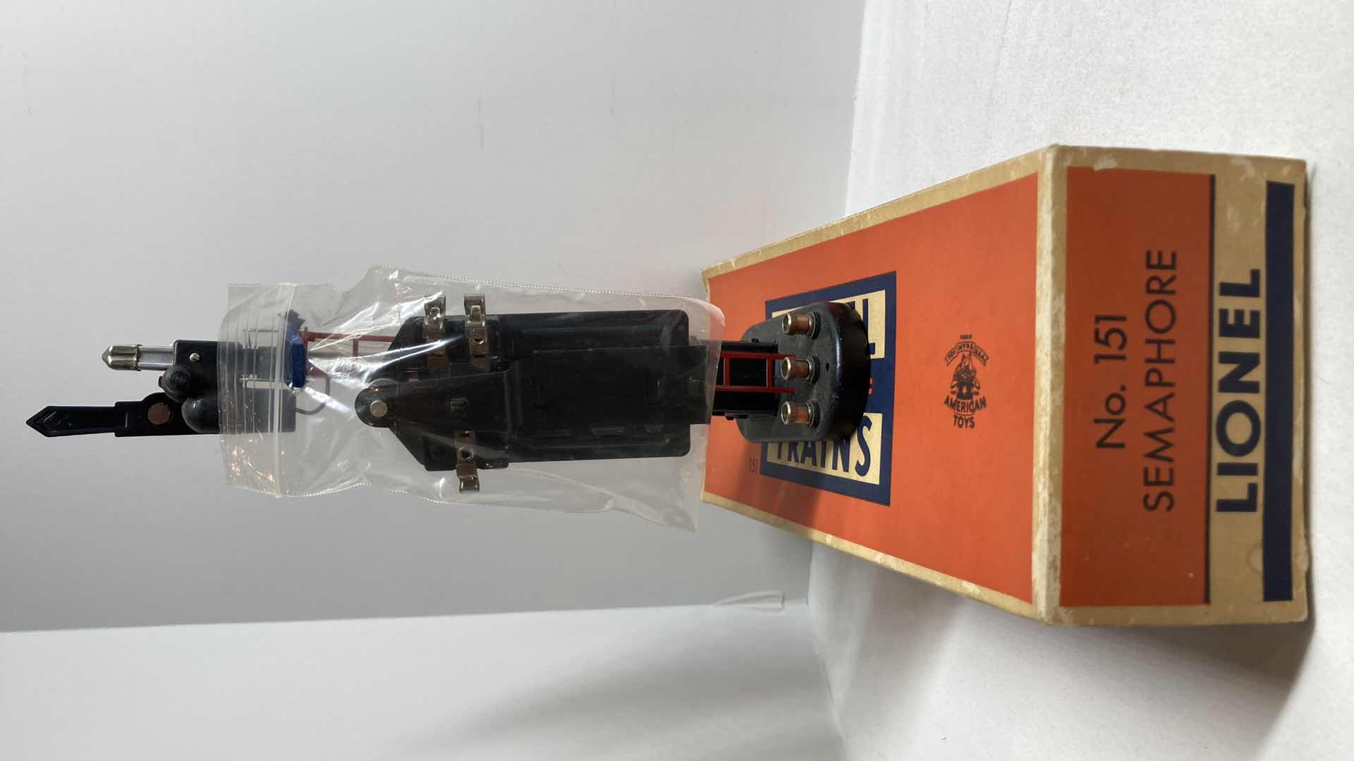 Photo 1 of LIONEL SEMAPHORE 151 & AUTOMATIC ROAD CROSSING SIGNAL 154