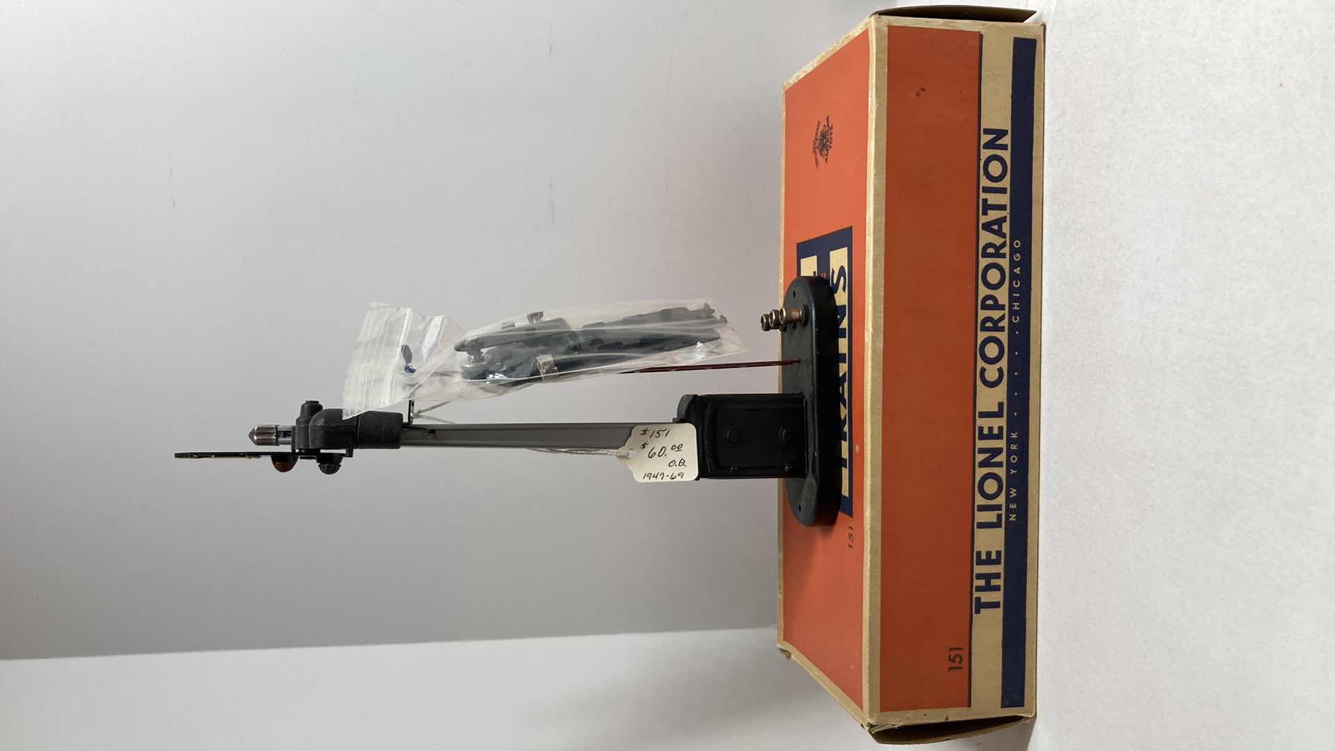 Photo 1 of LIONEL SEMAPHORE 151 & AUTOMATIC ROAD CROSSING SIGNAL 154