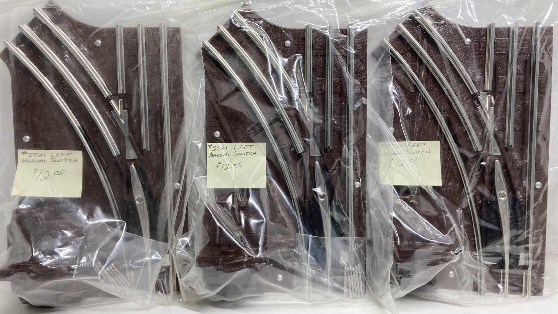 Photo 1 of LIONEL O27 GAUGE RIGHT HAND 6-5022 (1) & LEFT HAND 6-5021 (3) MANUAL CONTROL SWITCHES W REMOTE CONTROL SWITCH 6-5121