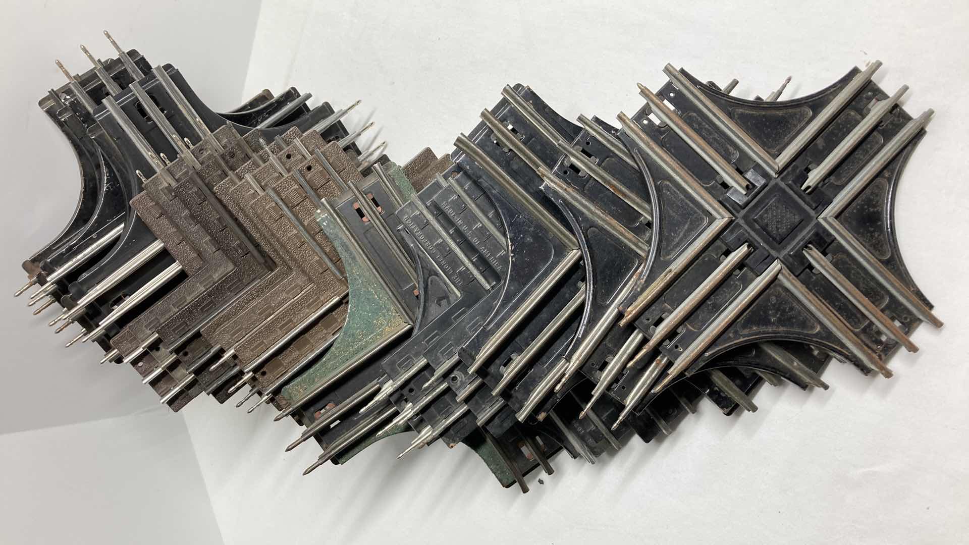 Photo 1 of LIONEL CROSSOVER TRACKS (23)