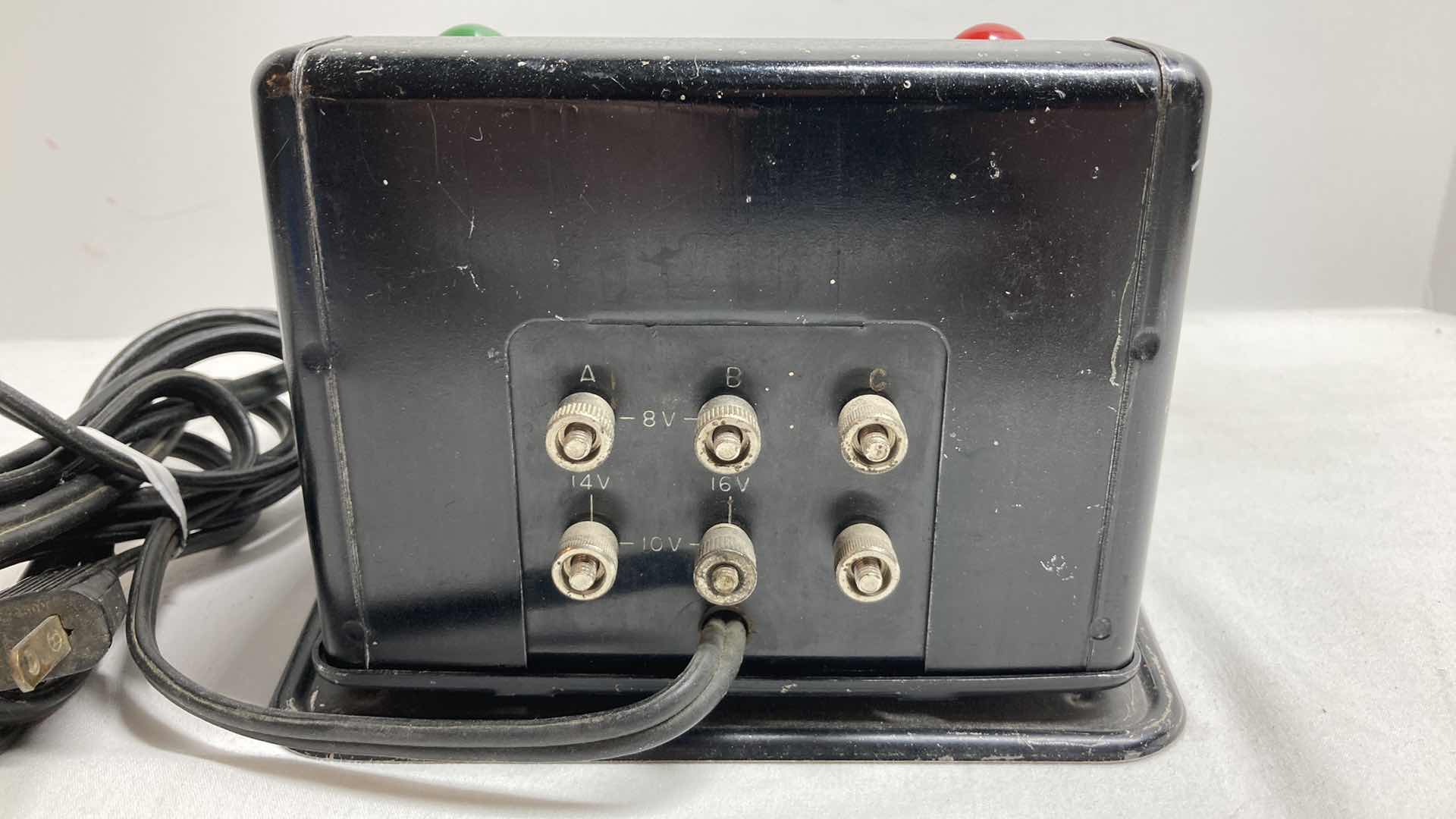 Photo 1 of LIONEL 100 WATT TRAIN MASTER TRANSFORMER TYPE R