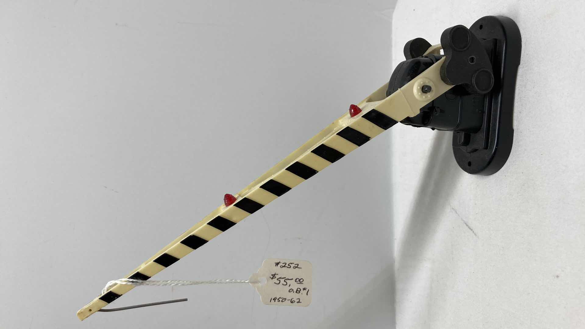 Photo 1 of LIONEL ELECTRIC TRAINS AUTOMATIC CROSSING GATE 252-44