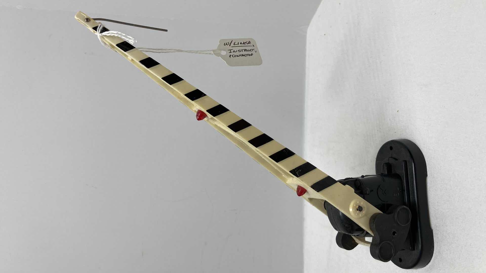 Photo 1 of LIONEL ELECTRIC TRAINS AUTOMATIC CROSSING GATE 252-44