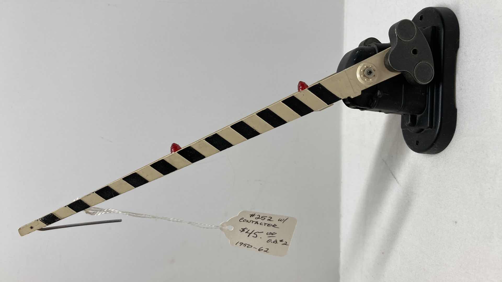 Photo 1 of LIONEL ELECTRIC TRAINS AUTOMATIC CROSSING GATE 252-44