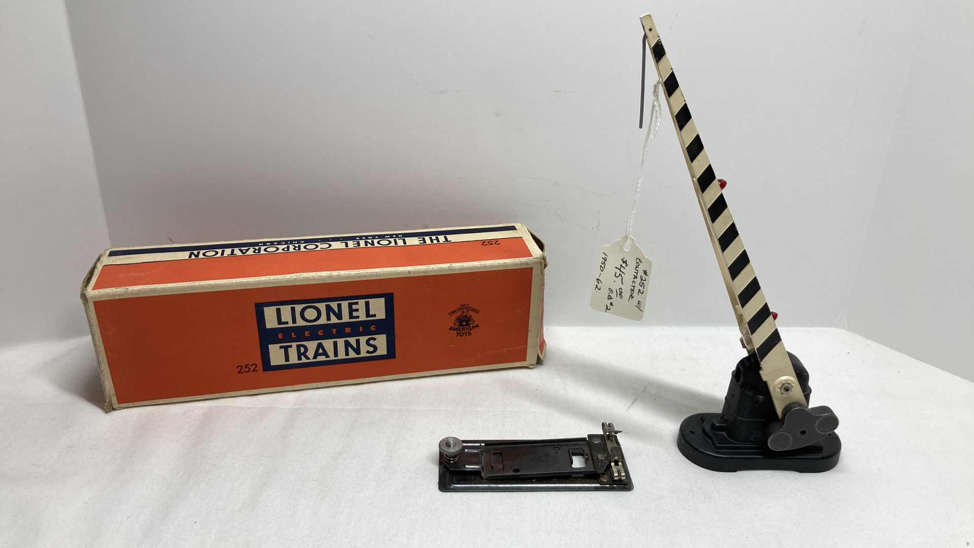 Photo 1 of LIONEL ELECTRIC TRAINS AUTOMATIC CROSSING GATE 252-44