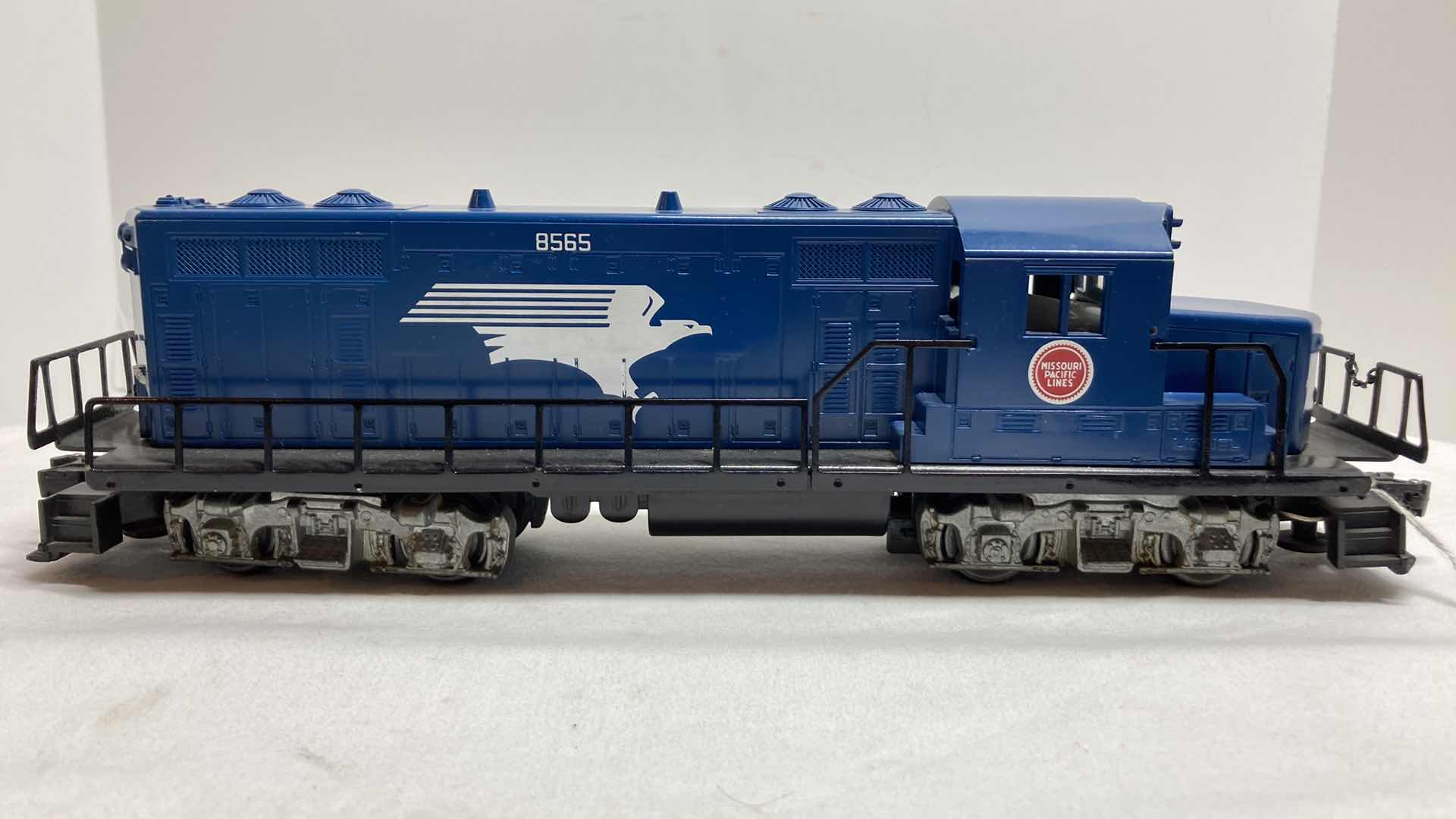 Photo 1 of LIONEL MISSOURI PACIFIC LINES LOCOMOTIVE 8565 YR1975-76