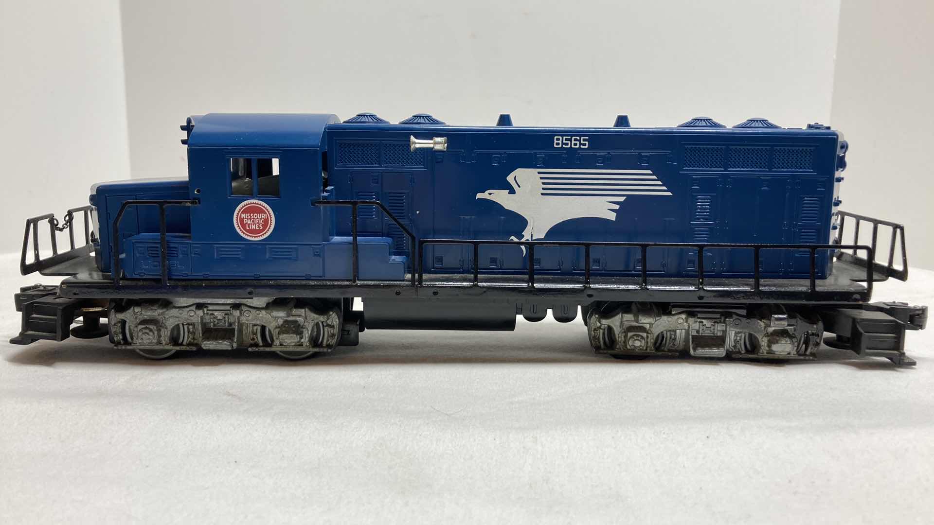 Photo 3 of LIONEL MISSOURI PACIFIC LINES LOCOMOTIVE 8565 YR1975-76