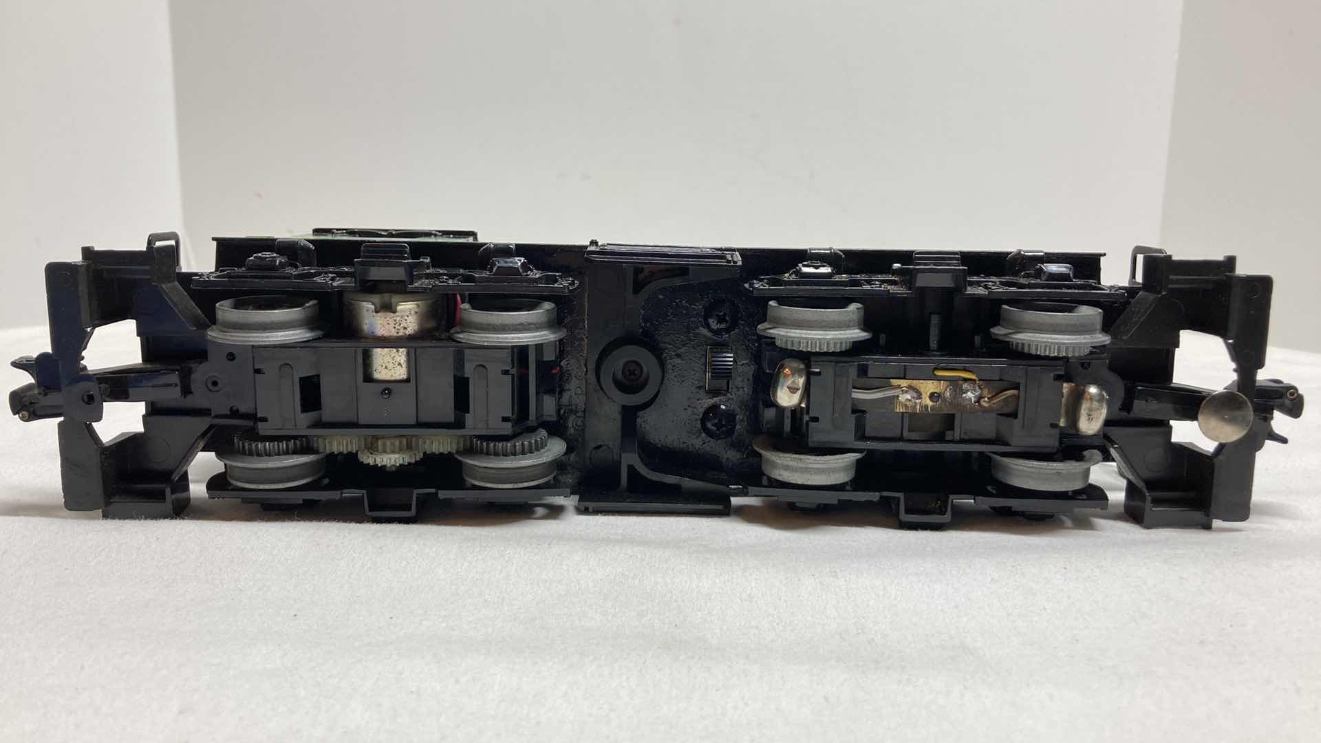 Photo 6 of LIONEL BURLINGTON NORTHERN LOCOMOTIVE 8374 YR1983