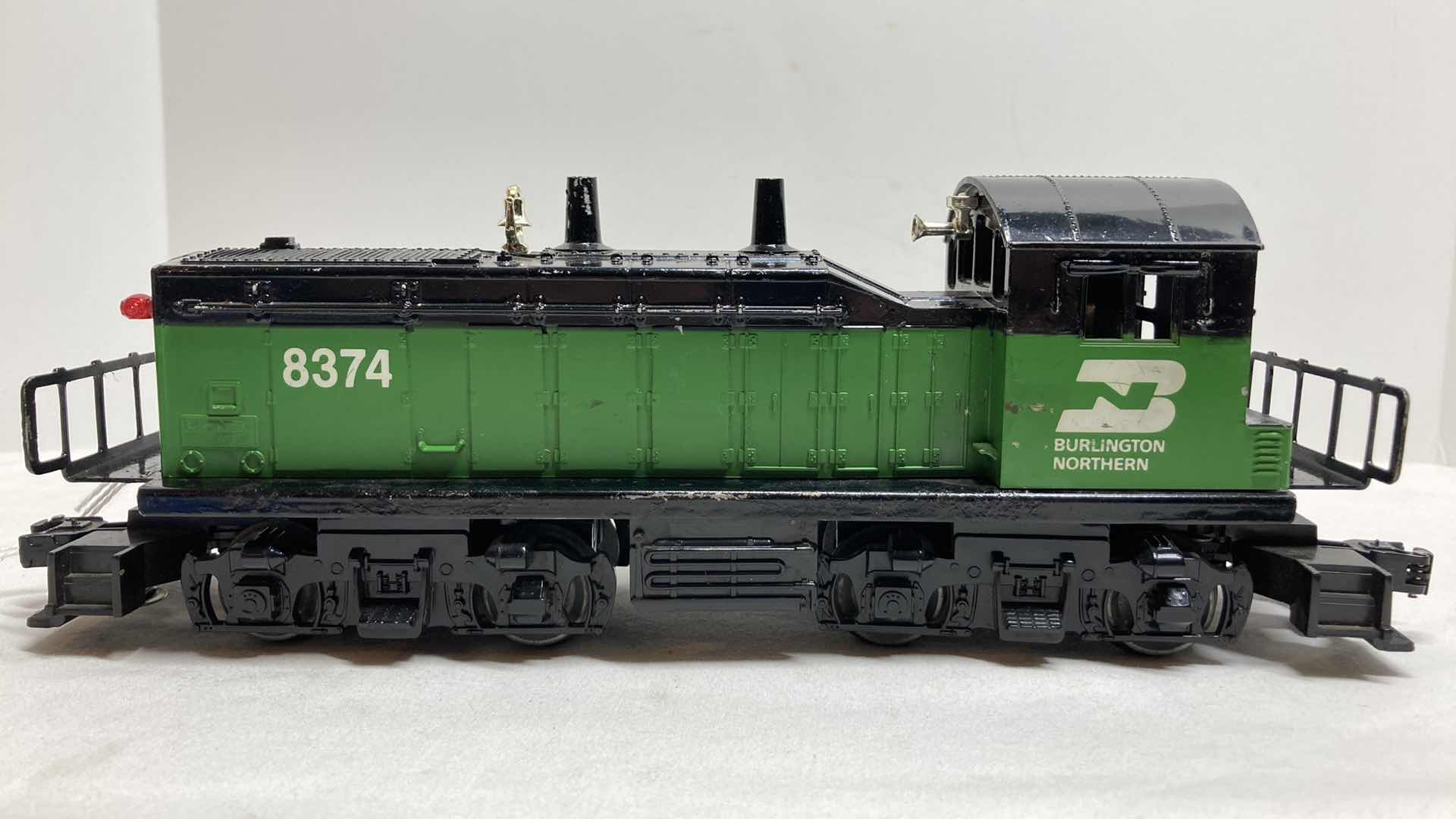 Photo 3 of LIONEL BURLINGTON NORTHERN LOCOMOTIVE 8374 YR1983