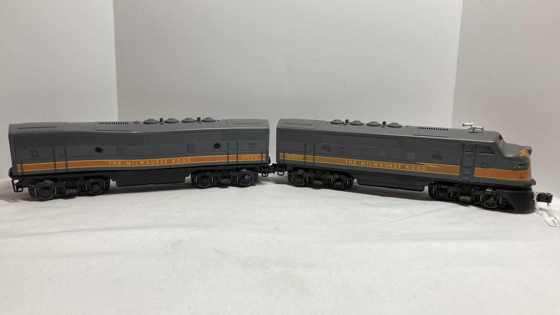 Photo 1 of LIONEL MILWAUKEE ROAD LOCOMOTIVE 8557 & MILWAUKEE ROAD CAR 8575 YR1975