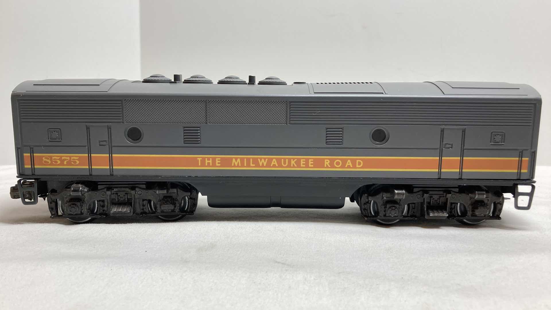 Photo 10 of LIONEL MILWAUKEE ROAD LOCOMOTIVE 8557 & MILWAUKEE ROAD CAR 8575 YR1975