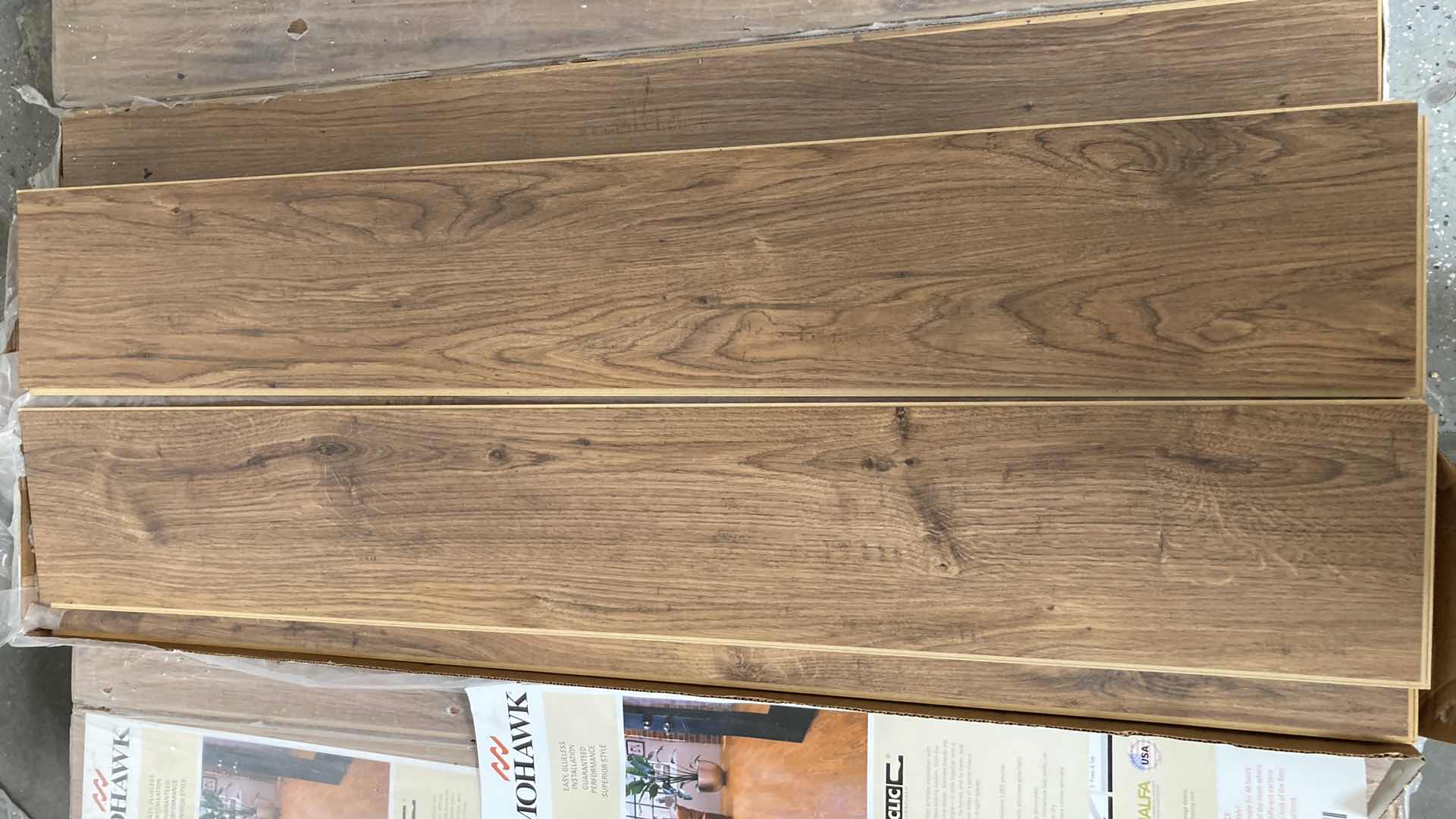 Photo 1 of MOHAWK UNLCLIC HONEY NUT OAK FINISH LAMINATE FLOORING APPROX 190sqft 7.48” X 47.24” H1/4”