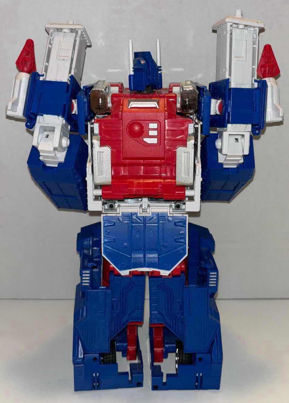 Photo 3 of 2014 TAKARA TOMY TRANSFORMERS MASTERPIECE MP-22 ULTRA MAGNUS ACTION FIGURE (JAPAN)