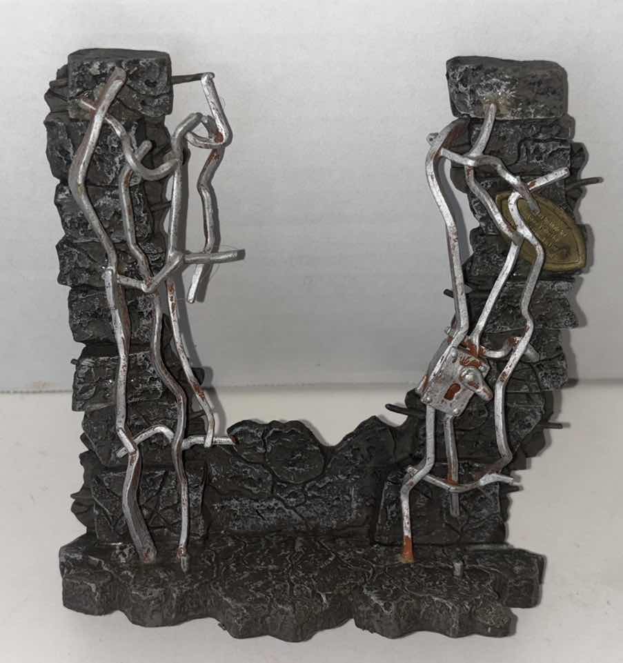 Photo 1 of 2004 MARVEL ENTERTAINMENT X-MEN SENTINEL BROKEN GATE WALL HANGER