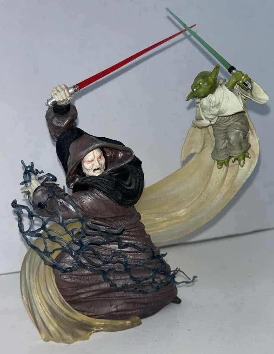 Photo 1 of (DISPLAY MODEL) 2005 STAR WARS UNLEASHED YODA VS DARTH SIDIOUS 10” VINYL STATUE