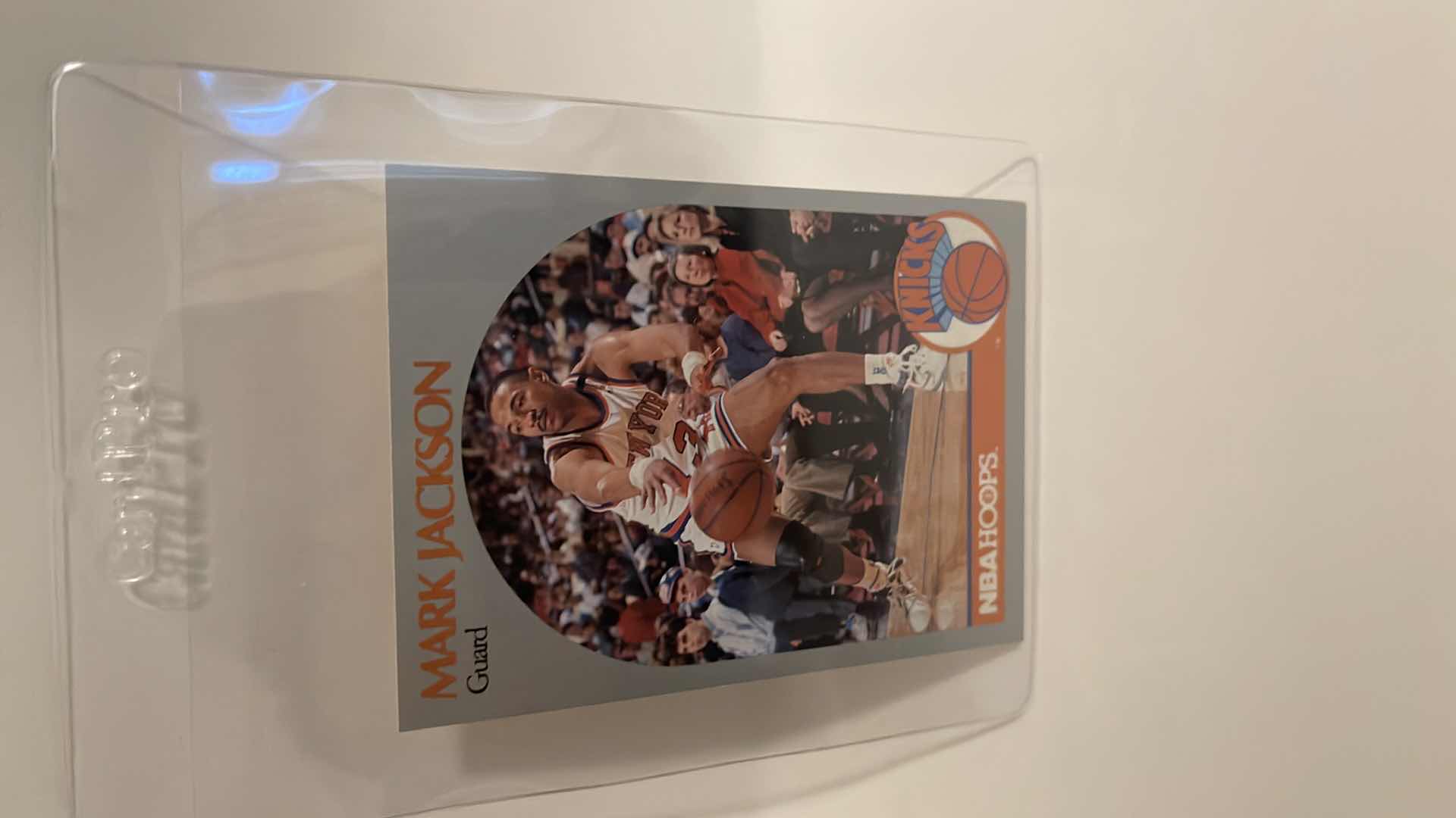 Photo 1 of RARE 1990 MARK JACKSON W MENENDEZ BROTHERS IN BACK GROUND NBA HOOPS CARD 205