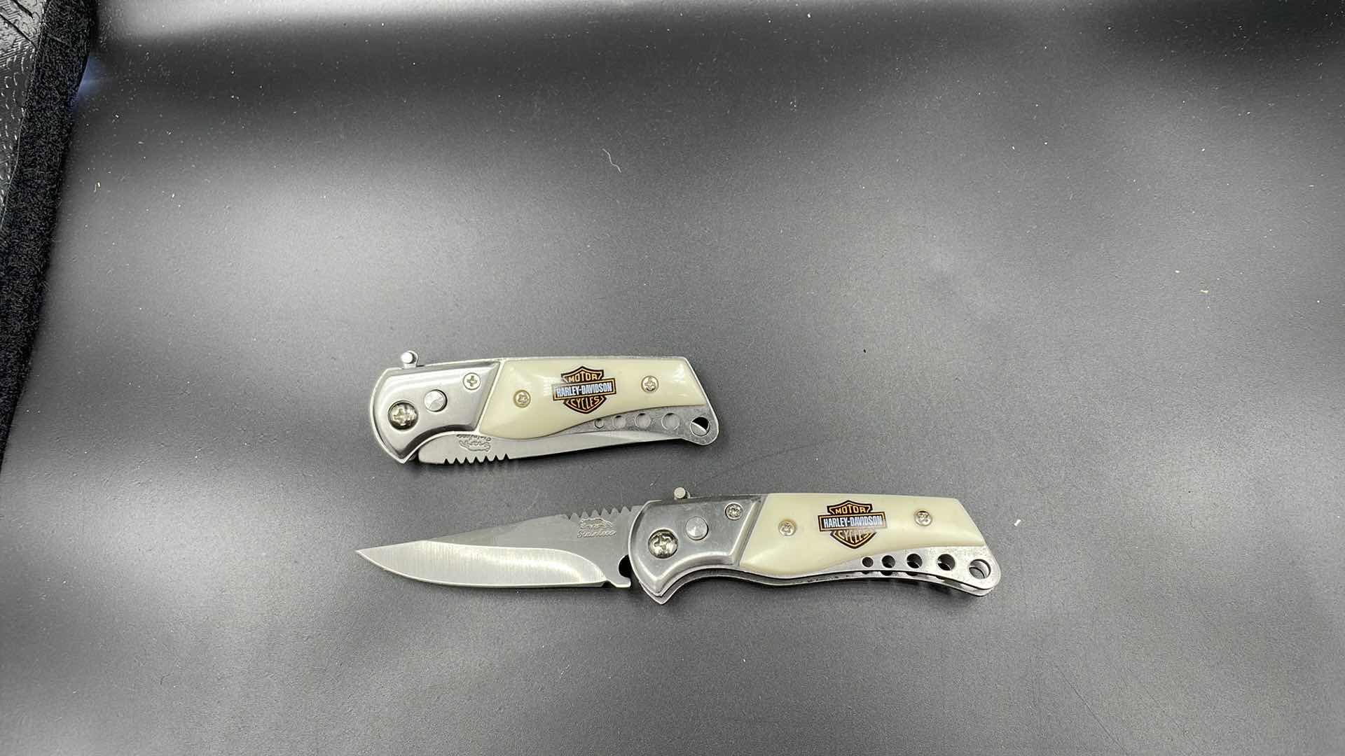 Photo 1 of SET OF TWO HARLEY DAVIDSON POCKET KNIVES 6”