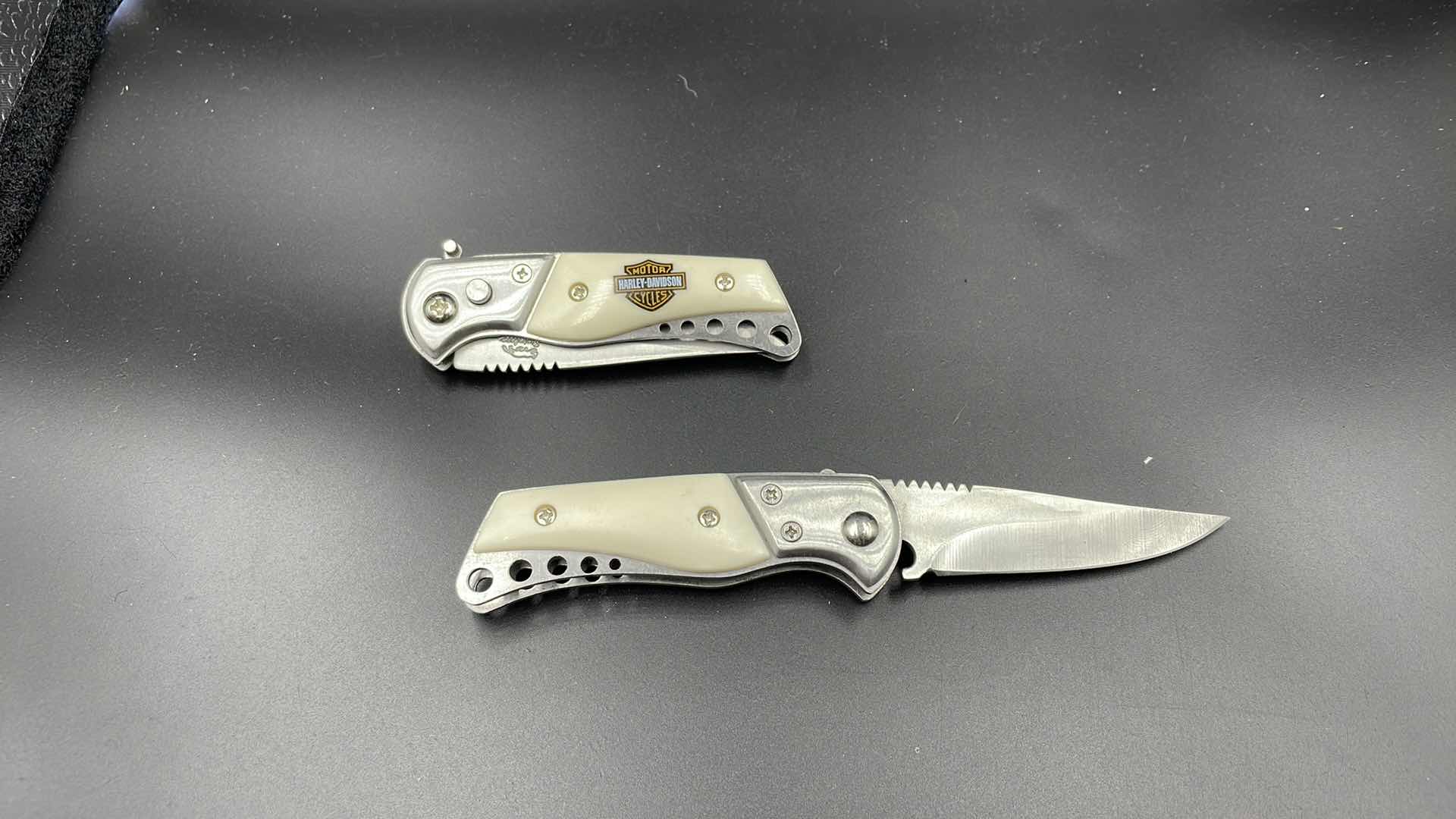 Photo 1 of SET OF TWO HARLEY DAVIDSON POCKET KNIVES 6”