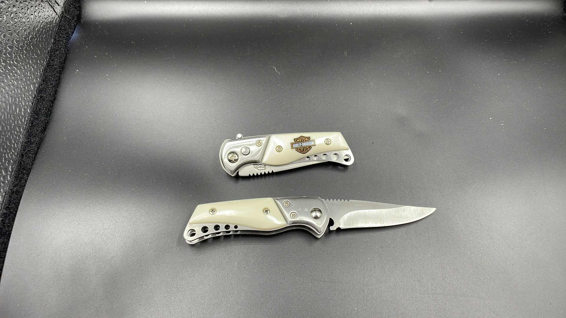 Photo 1 of SET OF TWO HARLEY DAVIDSON KNIVES 6”