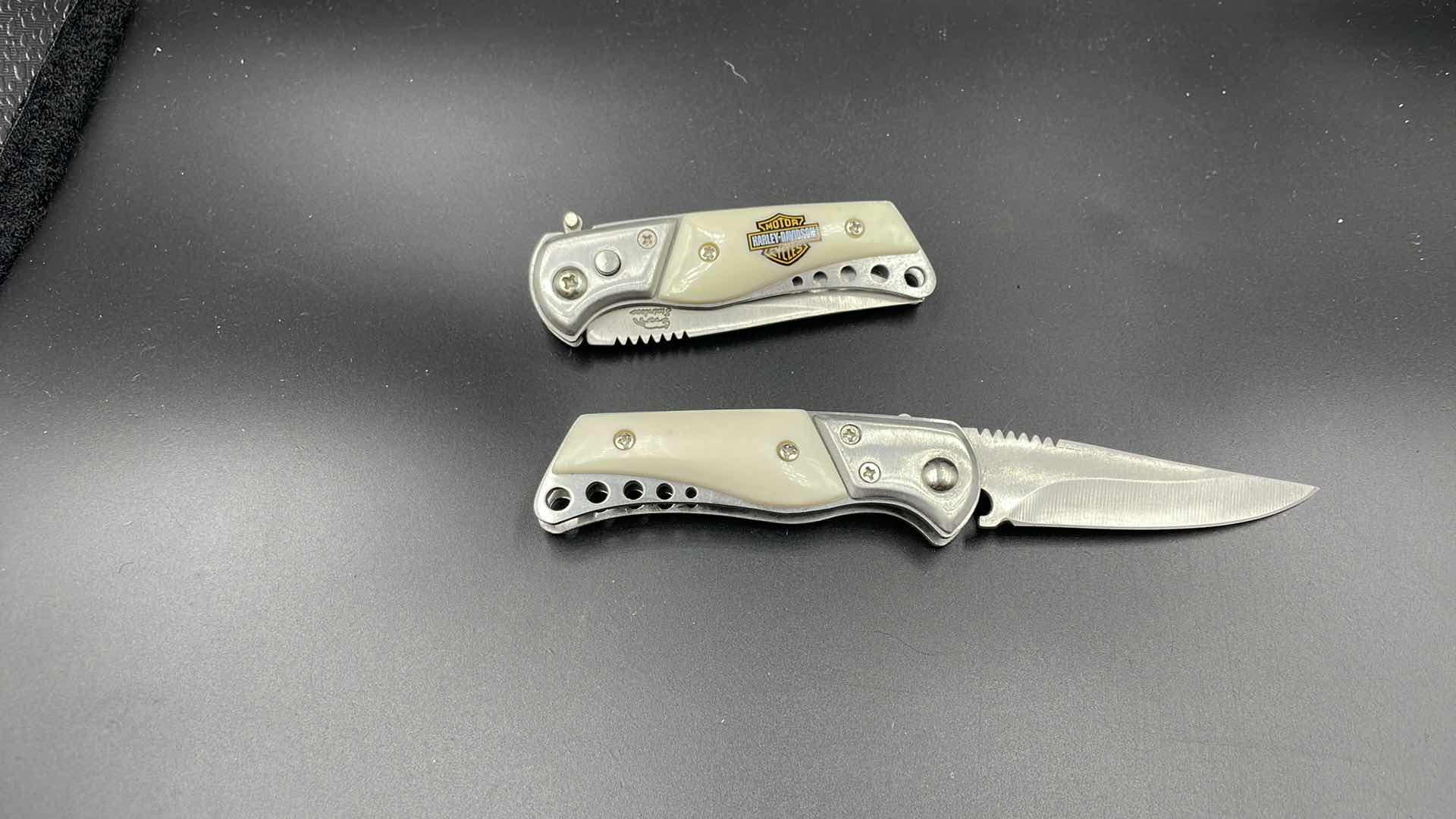 Photo 1 of SET OF TWO HARLEY DAVIDSON KNIVES 6”