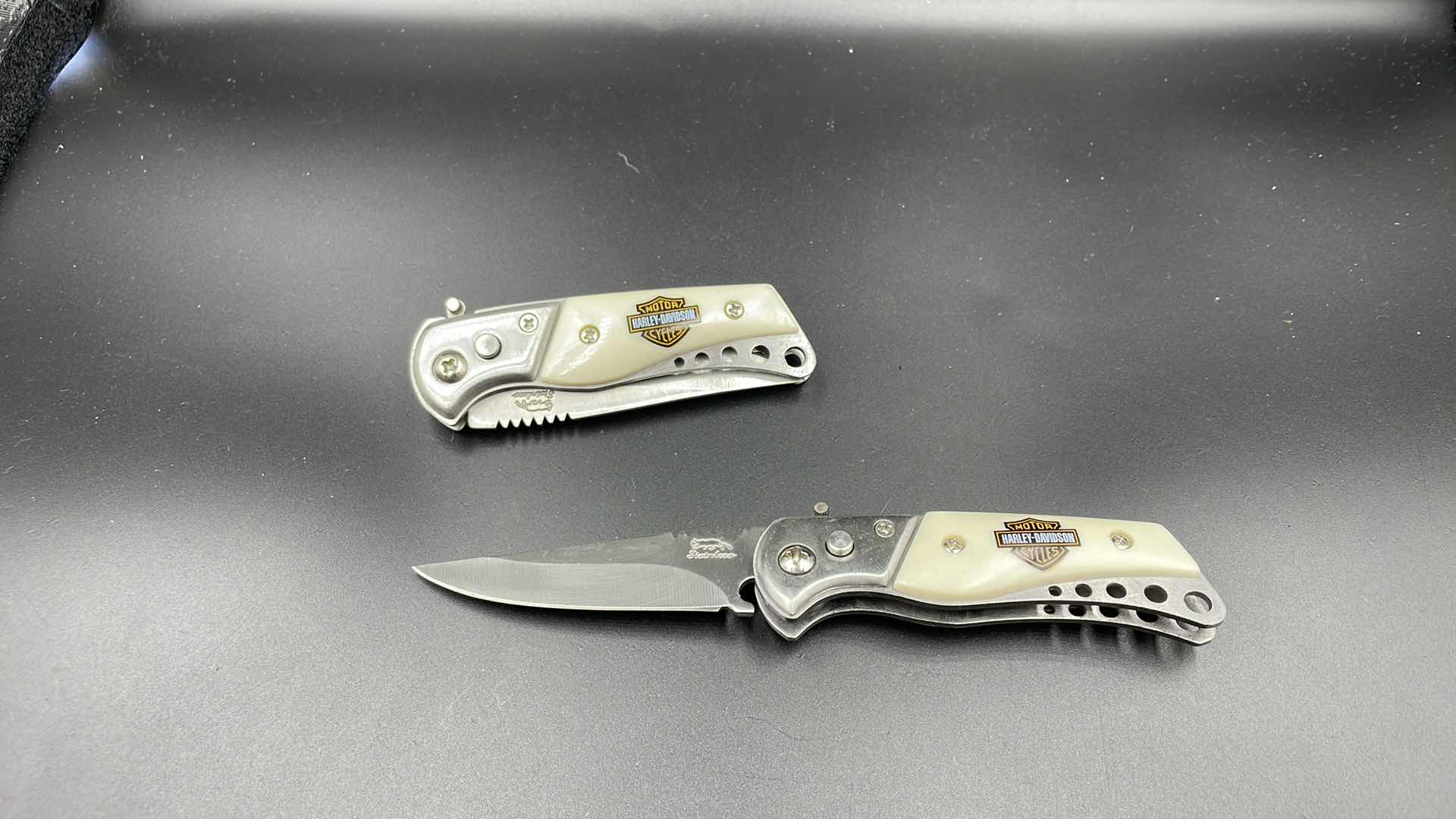 Photo 1 of SET OF TWO HARLEY DAVIDSON KNIVES 6”