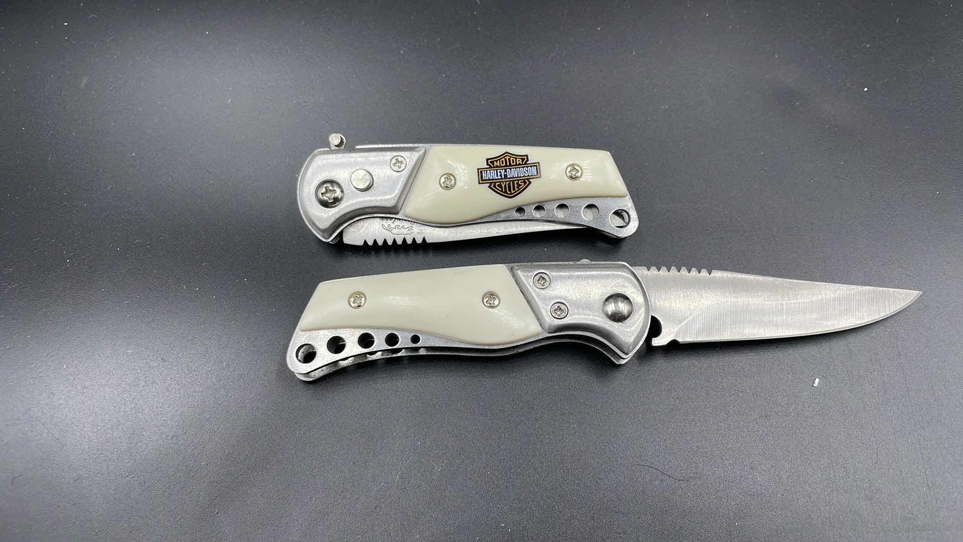 Photo 1 of SET OF TWO HARLEY DAVIDSON KNIVES 6”