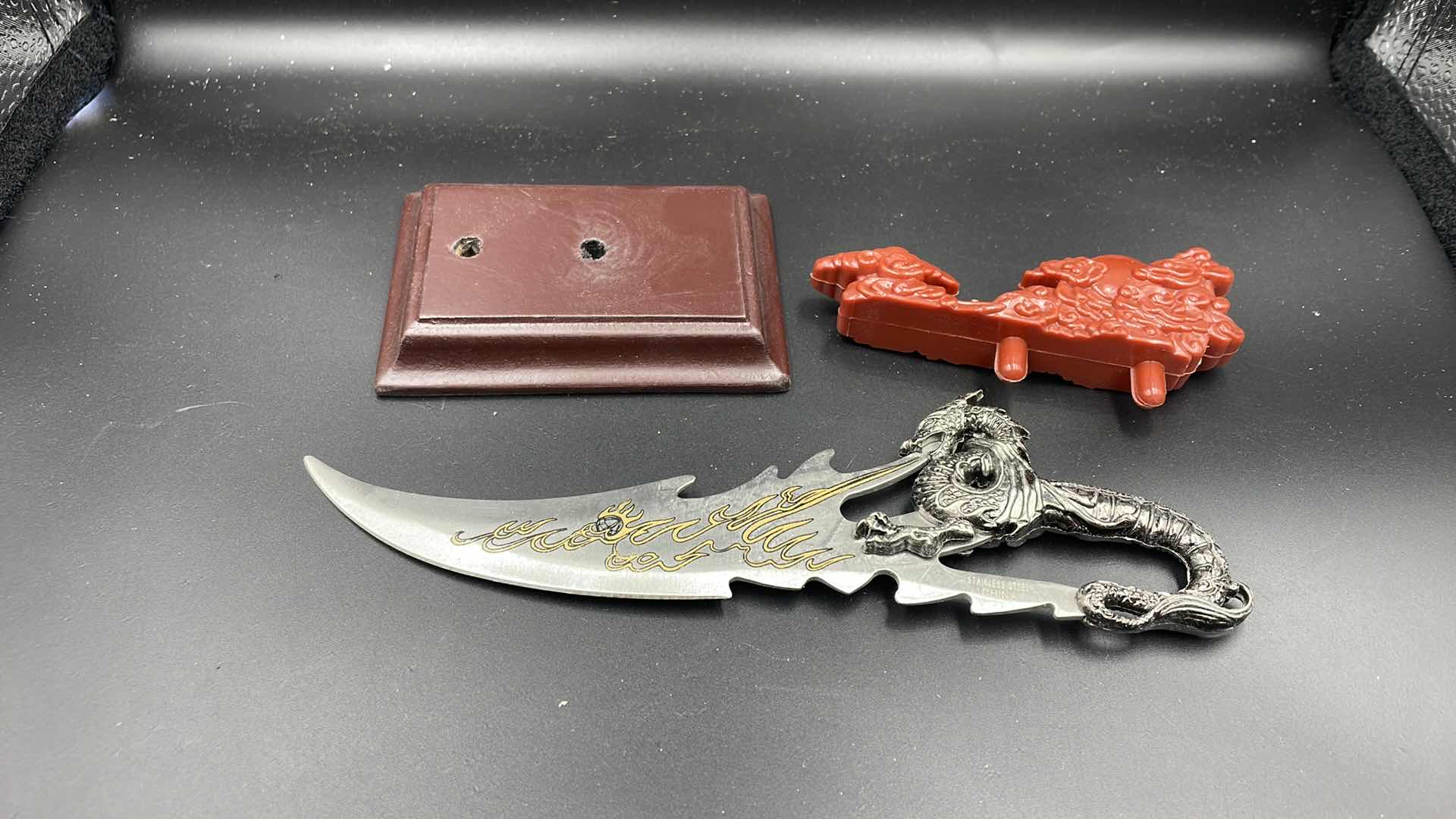 Photo 2 of DRAGON KNIFE WITH STAND 9”