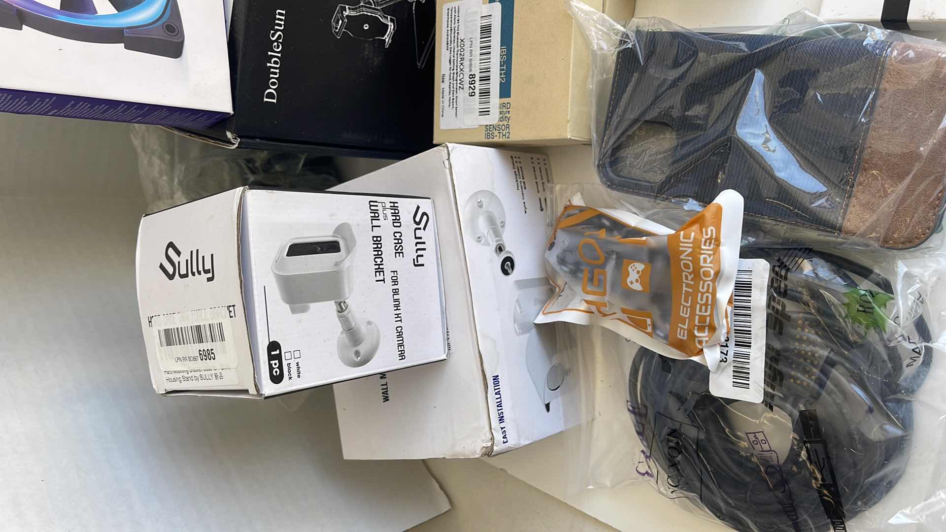 Photo 1 of TOTE OF ELECTRONIC ACCESSORIES