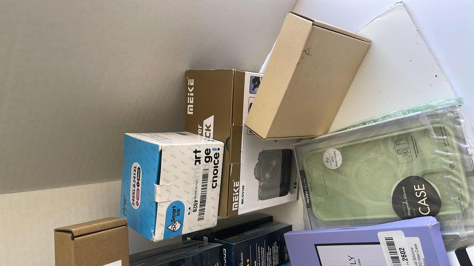 Photo 1 of TOTE OF ELECTRONIC ACCESSORIES