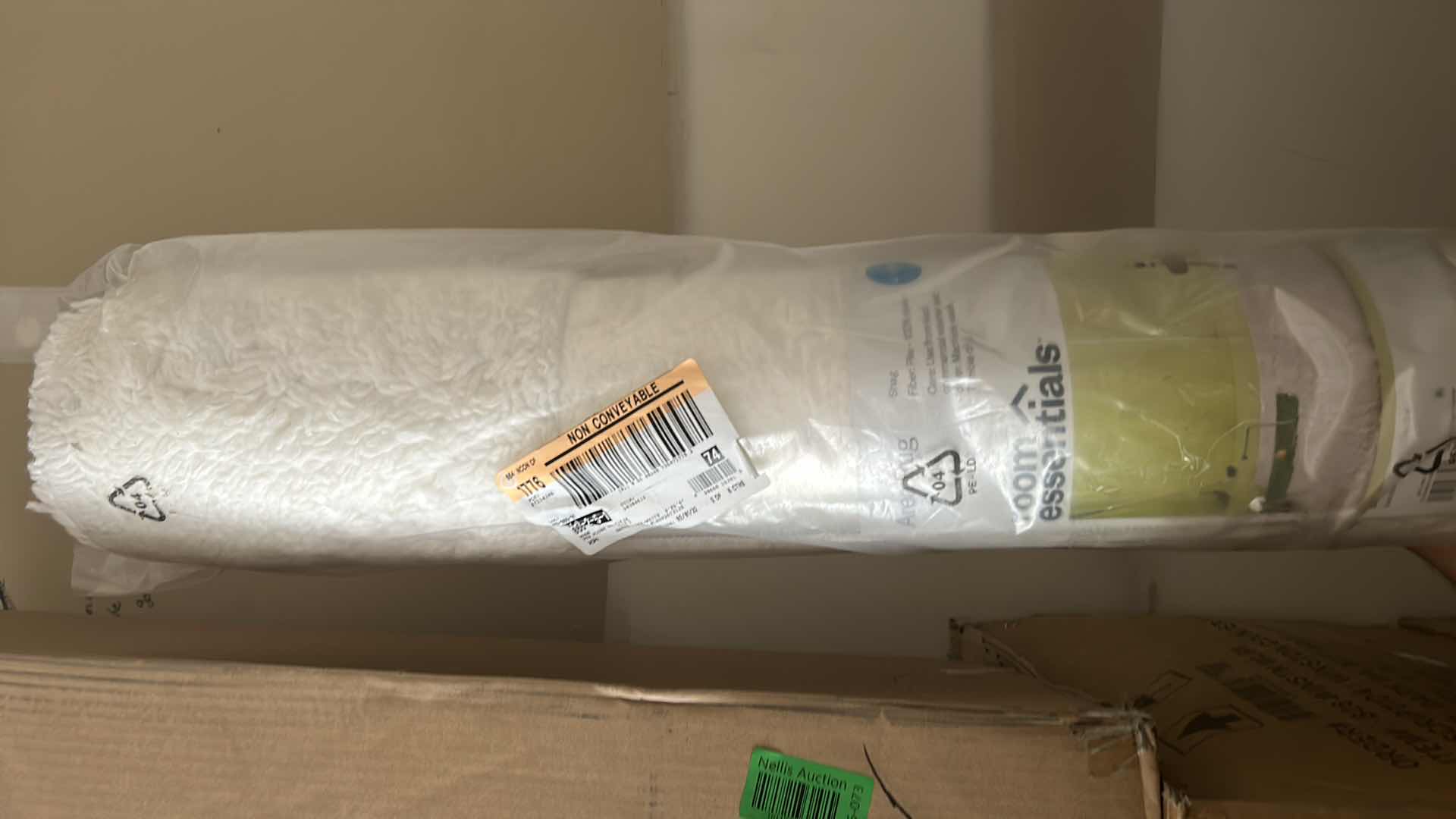 Photo 1 of ROOM ESSENTIALS 4’x5.5’ WHITE SHAG RUG. $60