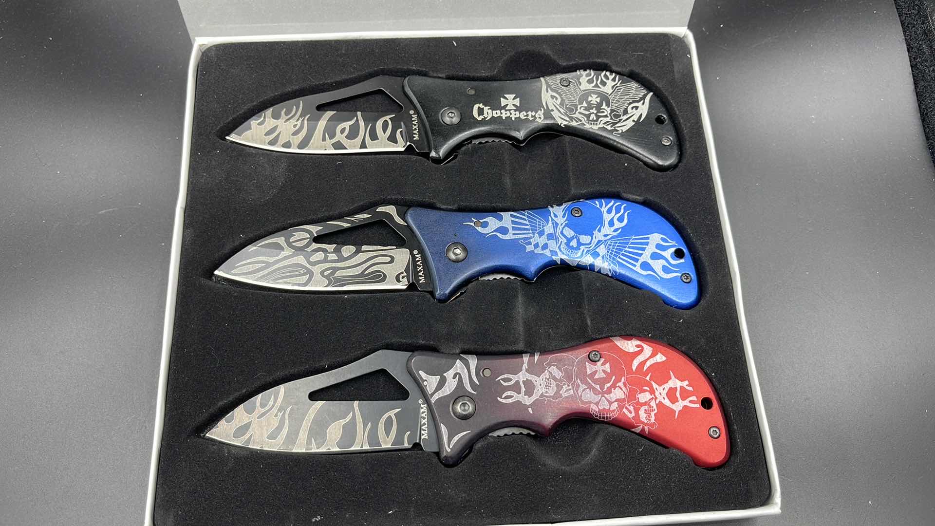 Photo 2 of MAXAM 3 PC LINER LOCK KNIFE SET 6”