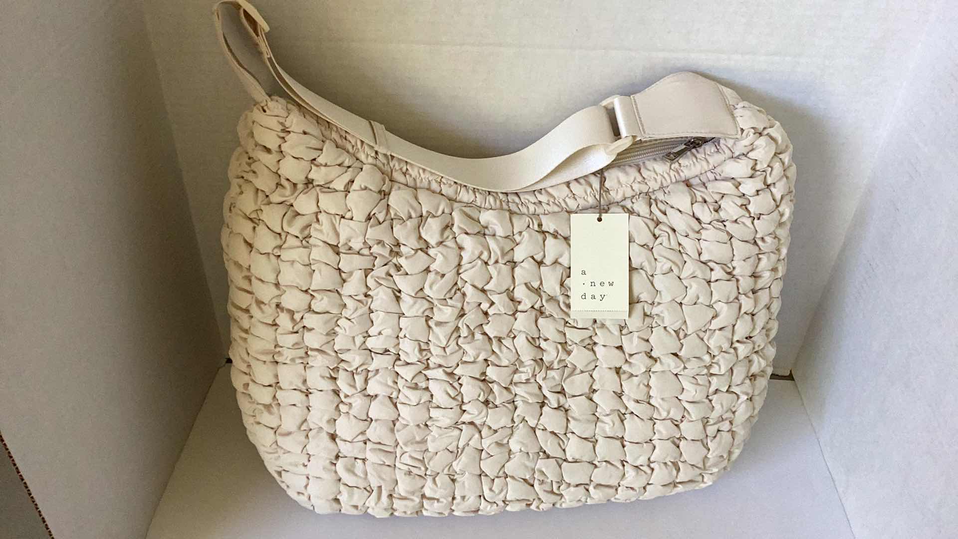 Photo 1 of NEW WOMEN PURSE