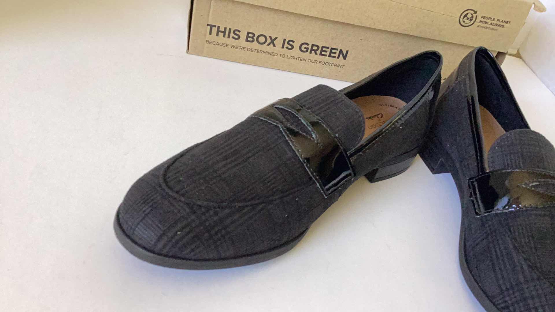 Photo 1 of CLARKS MEN SHOES SIZE 9