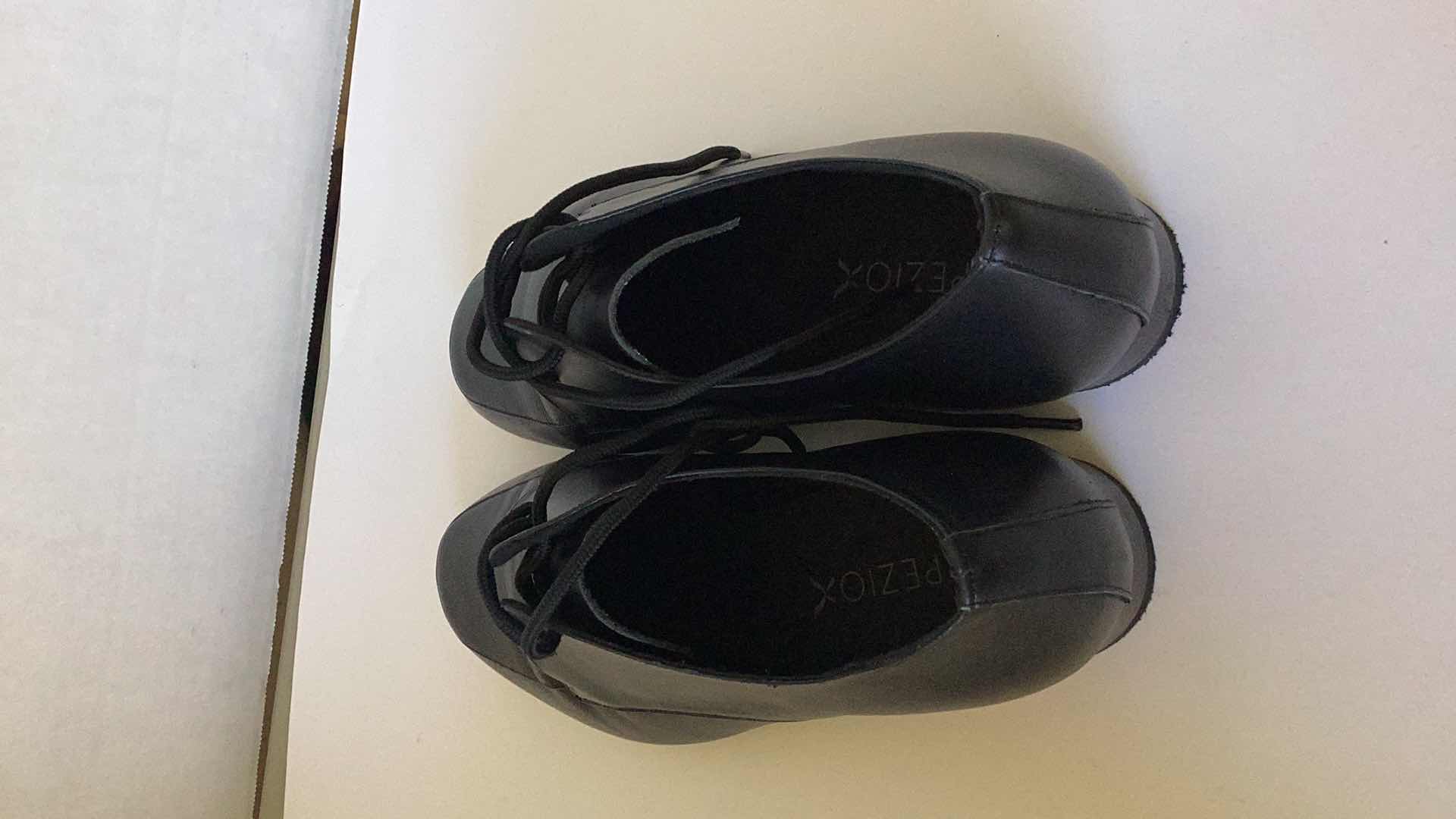 Photo 1 of CAPEZIO WOMEN SHOES SIZE 8