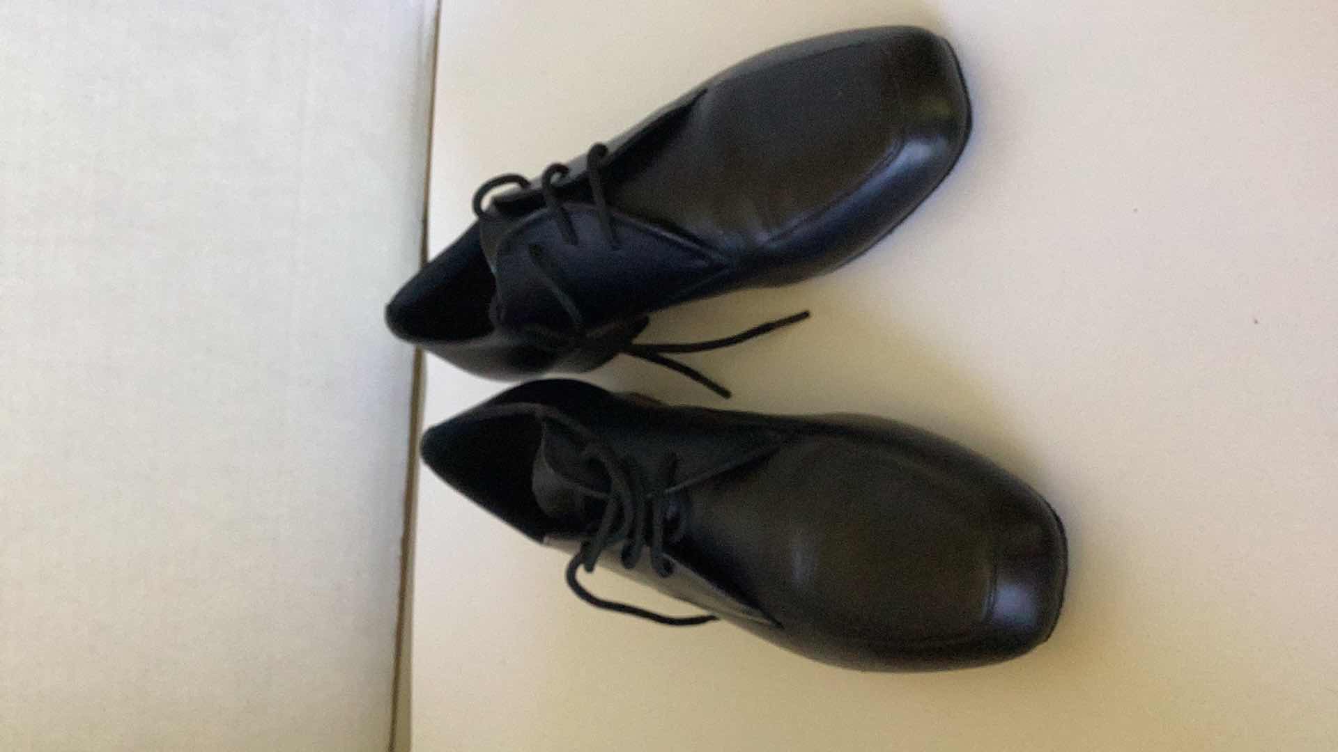 Photo 1 of CAPEZIO WOMEN SHOES SIZE 8