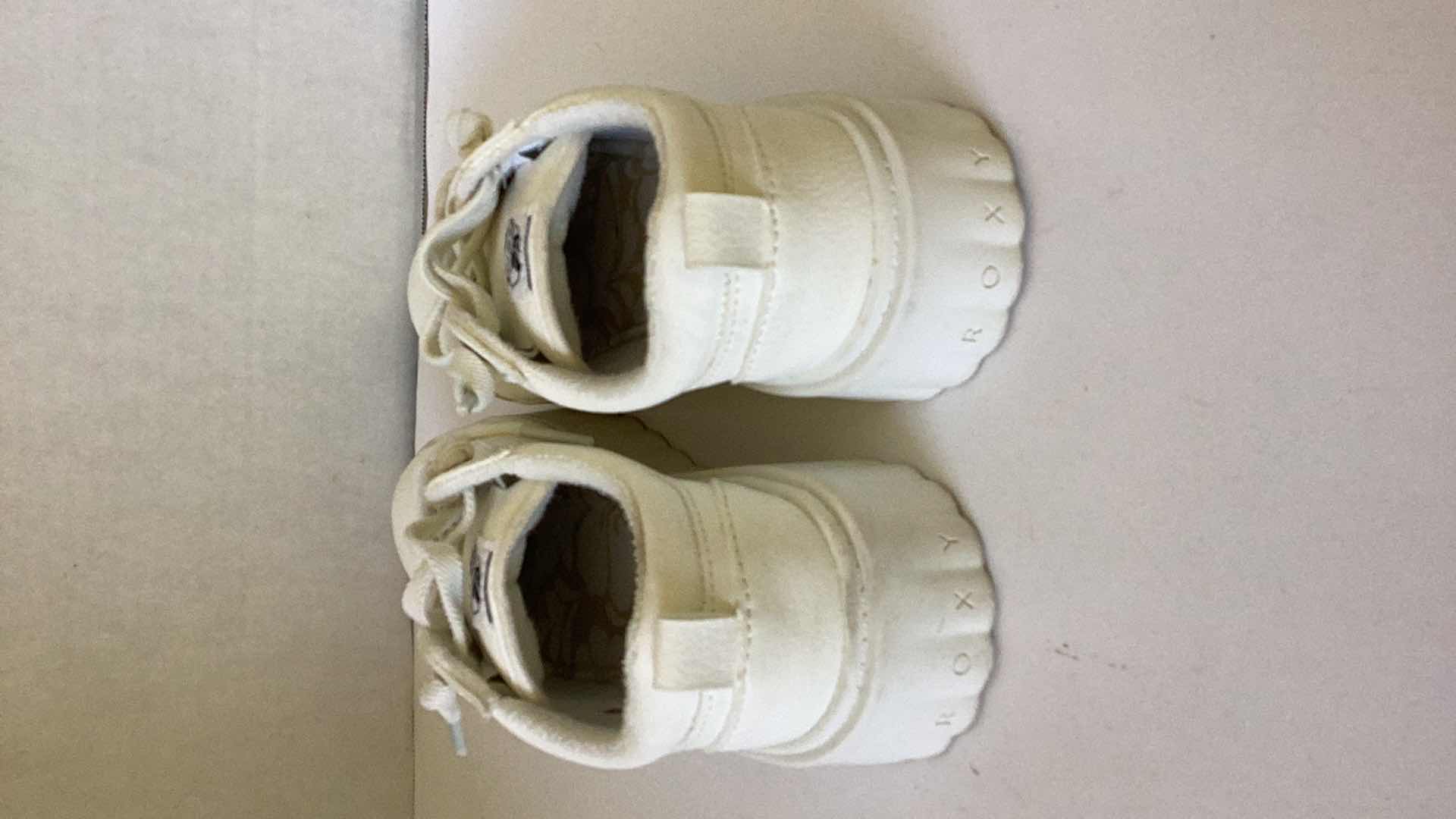 Photo 1 of ROXY WOMEN SHOES SIZE 7.5