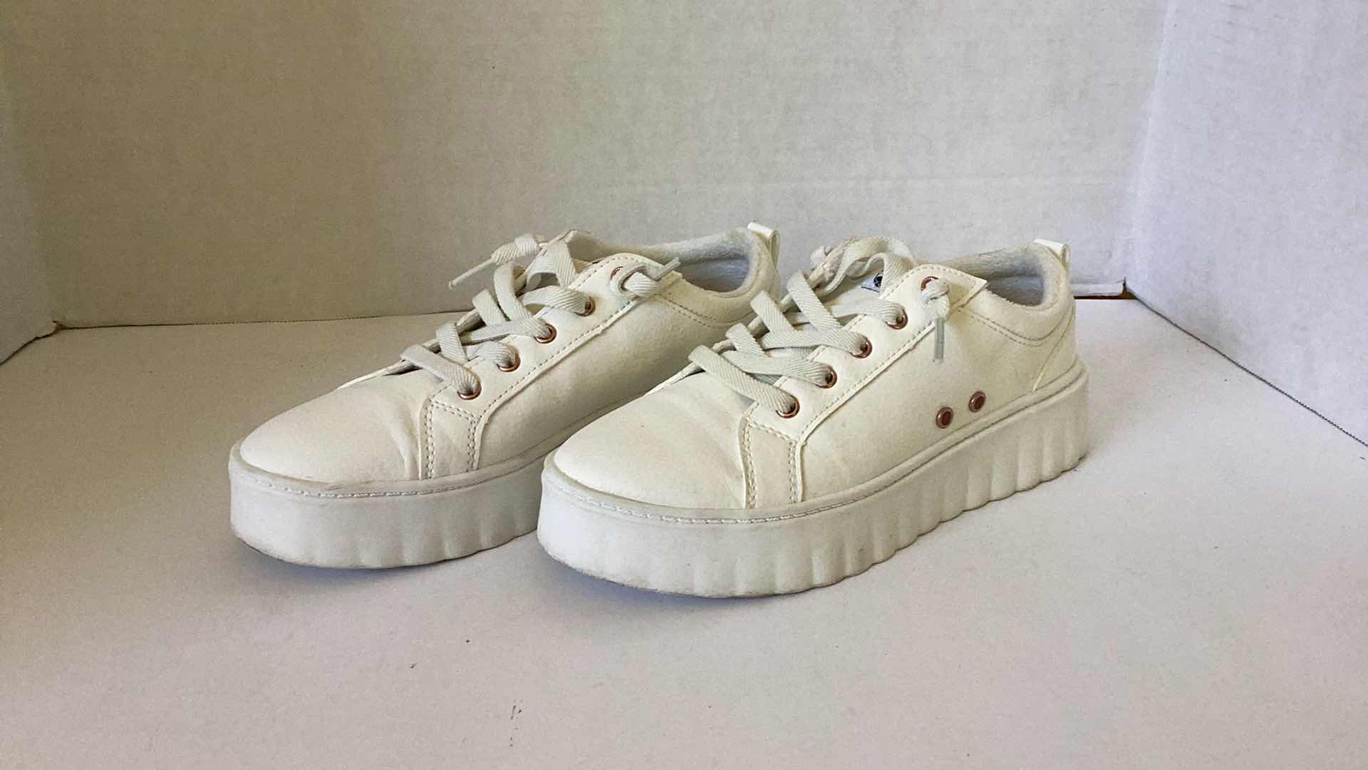 Photo 1 of ROXY WOMEN SHOES SIZE 7.5