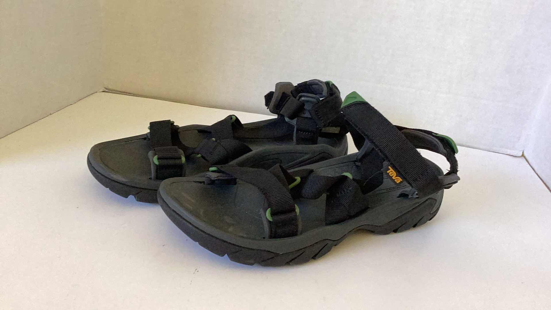 Photo 1 of MERRELL MEN SANDAL SIZE 10