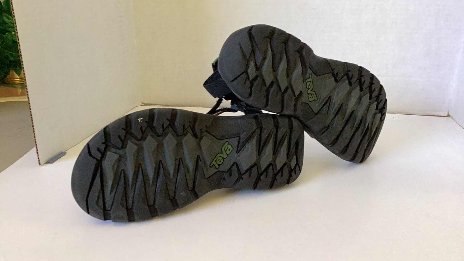 Photo 1 of MERRELL MEN SANDAL SIZE 10