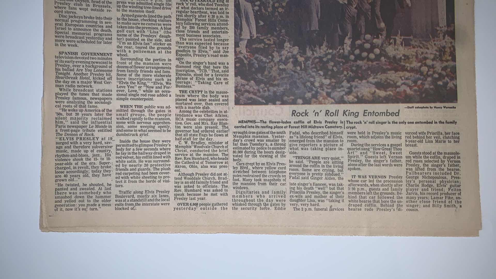 Photo 1 of AUGUST 19 1977 FANS CREATE TUMULTUOUS ELVIS SCENE NEWSPAPER