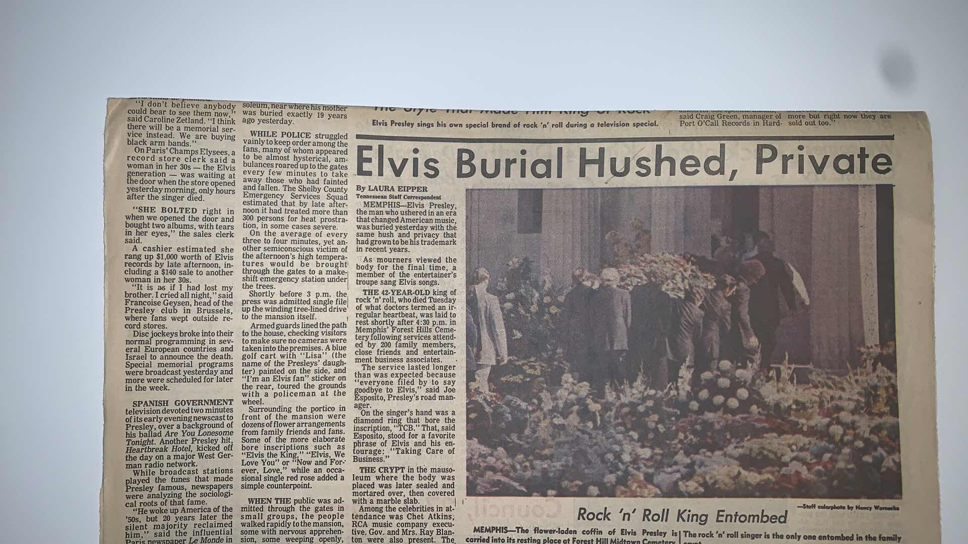 Photo 1 of AUGUST 19 1977 FANS CREATE TUMULTUOUS ELVIS SCENE NEWSPAPER