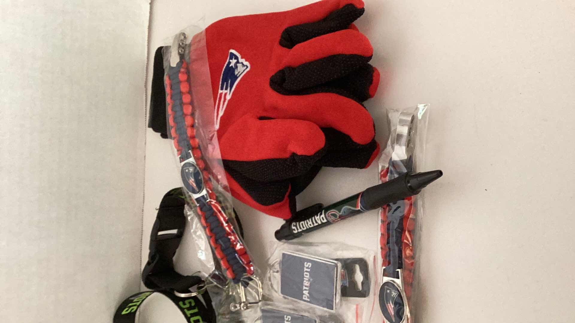 Photo 1 of FOOTBALL NEW ENGLAND PATRIOTS FANPACK