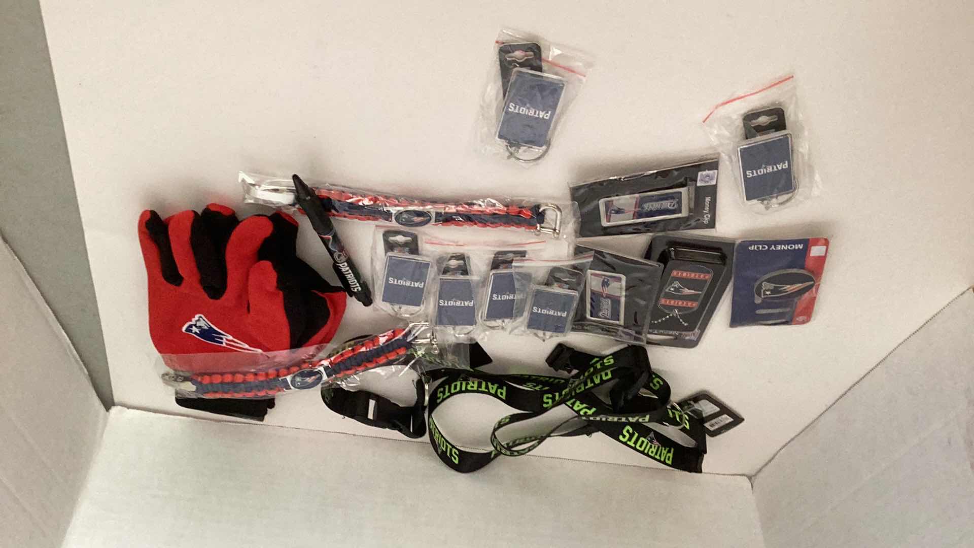 Photo 1 of FOOTBALL NEW ENGLAND PATRIOTS FANPACK