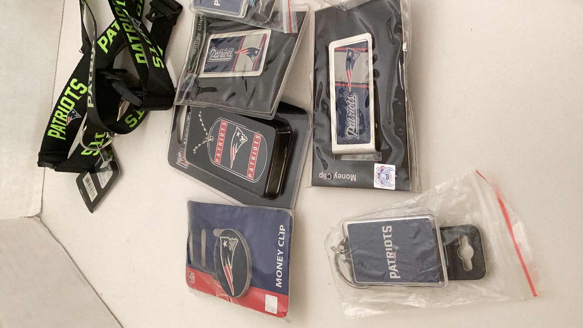 Photo 4 of FOOTBALL NEW ENGLAND PATRIOTS FANPACK