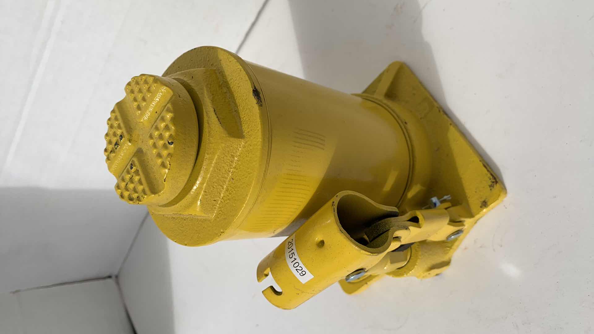 Photo 1 of FORD SUPER DUTY FOUR TON BOTTLE JACK OEM YELLOW