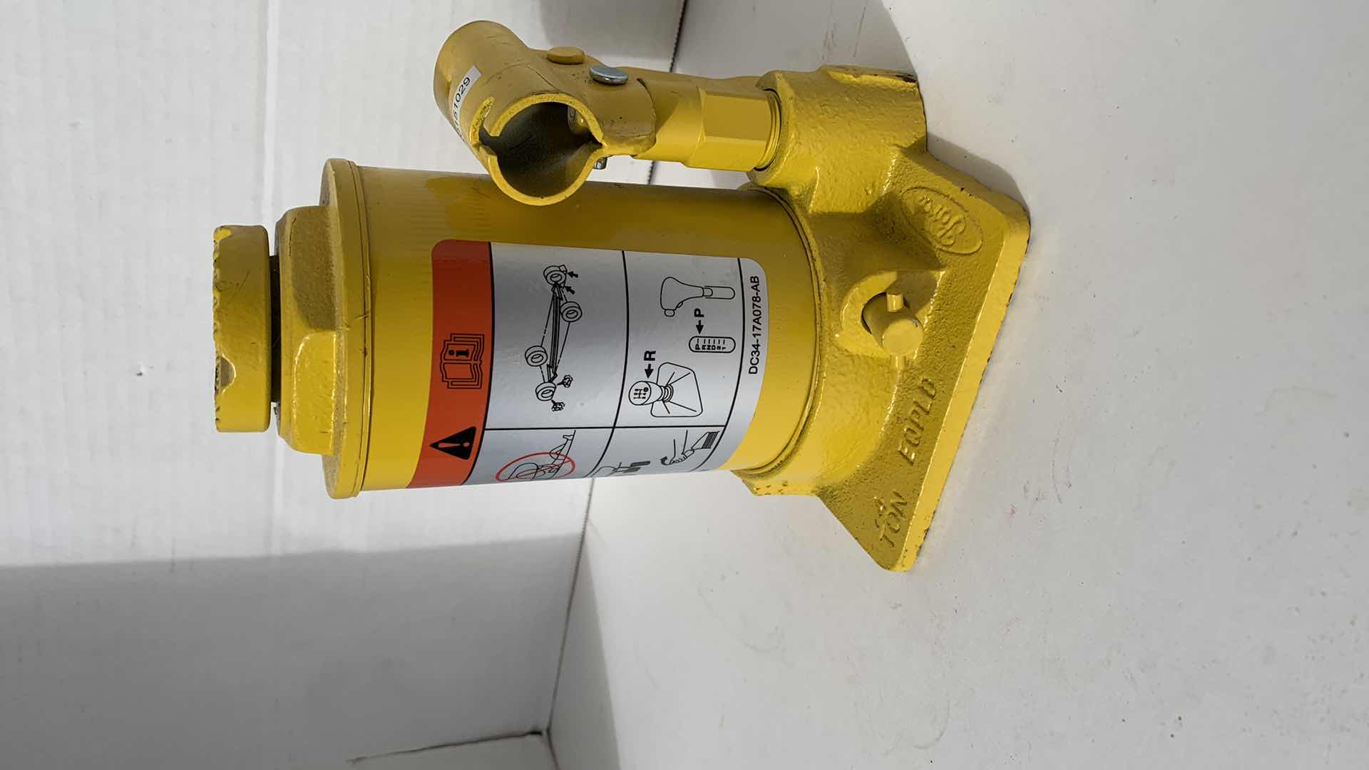 Photo 1 of FORD SUPER DUTY FOUR TON BOTTLE JACK OEM YELLOW