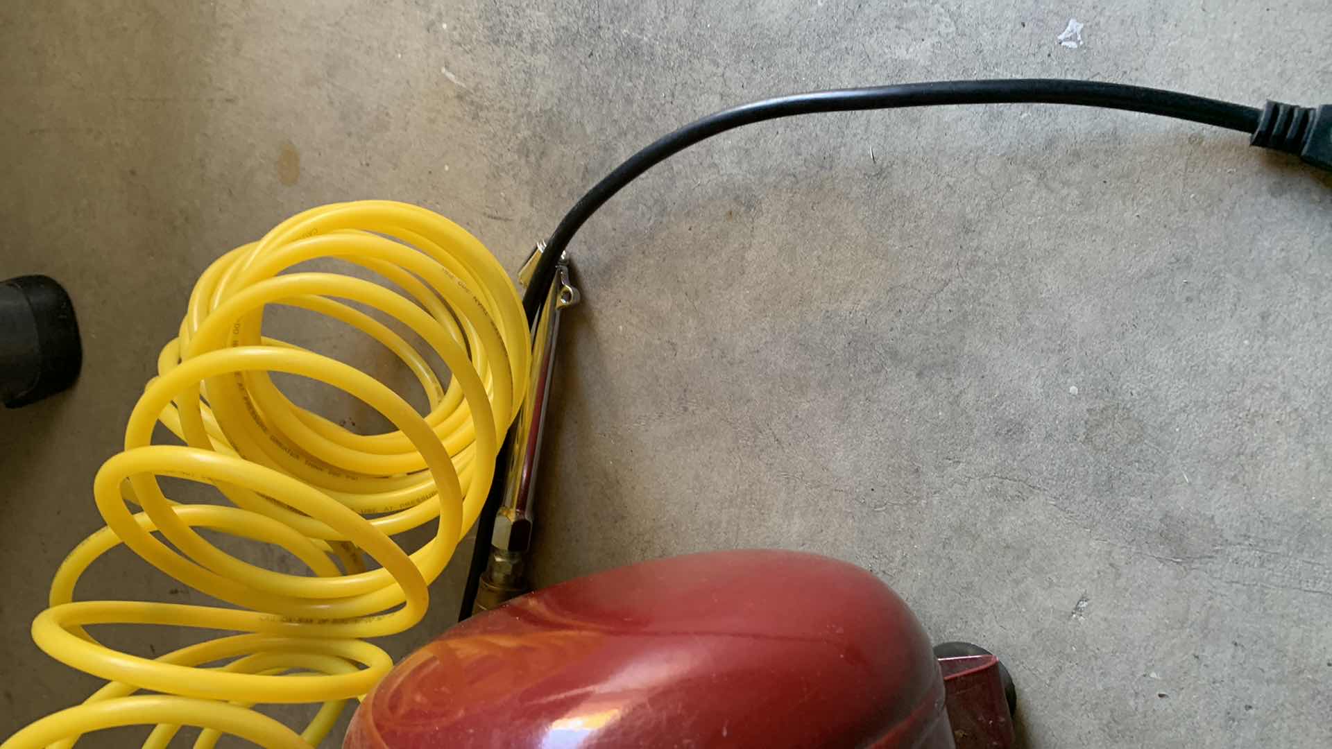 Photo 1 of CENTRAL PNEUMATIC OILESS AIR COMPRESSOR 3 GALLON