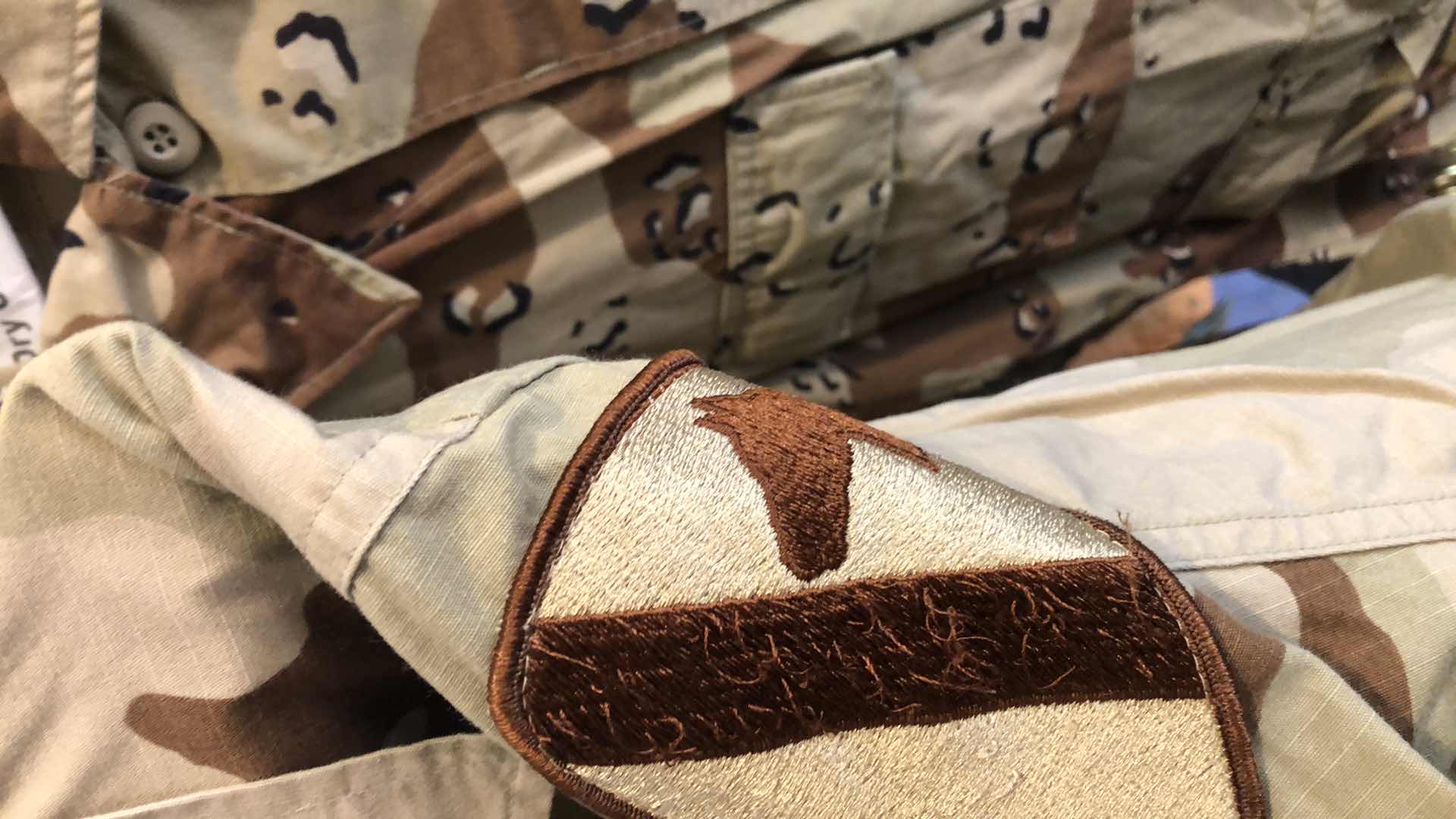 Photo 1 of 2 UNITED STATES U.S. ARMY CAMOUFLAGE UNIFORM TOPS WITH 1 PAIR OF PANTS SIZE LARGE